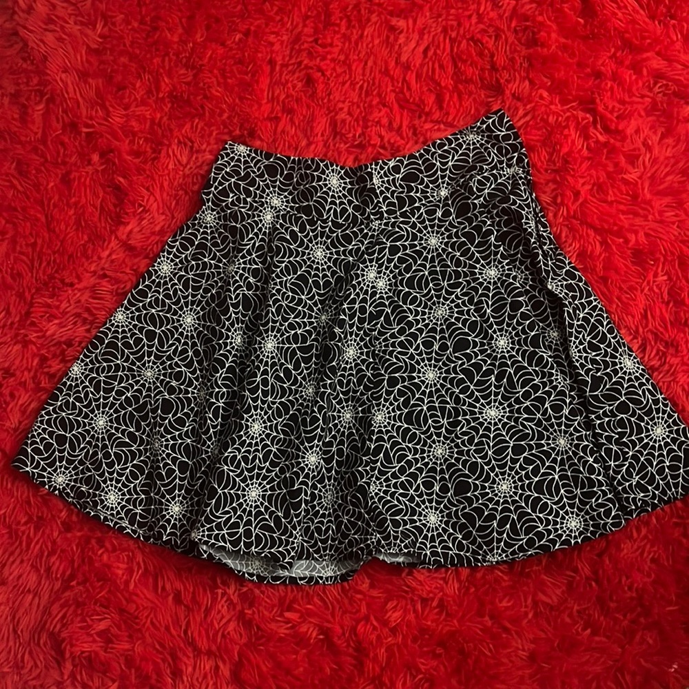 Spider web patterned pleated skirt, size medium